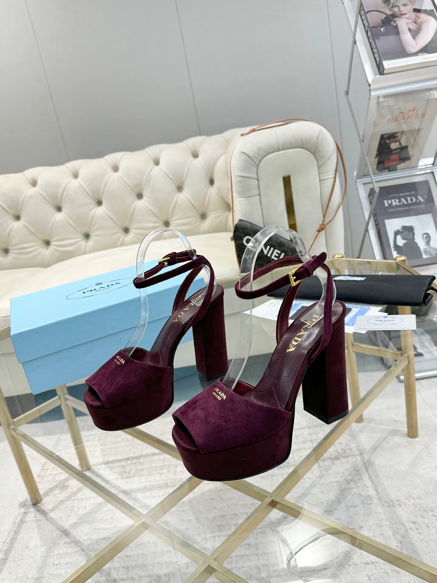 👟👟Ex-factory price 600👟👟 (imitation leather bottom-20) New arrival 👉Ready stock👈Remove the original board and make a 1:1 replica‼ ️The highest version ✅ Prada's early spring catwalk hot style 😘The latest spring style thick square toe water platform series (genuine leather outsole), (simulated leather sole) goddess must-have for super beautiful feet 👉The upper is made of imported original calfskin, soft and textured, lining + foot pads, imported sheepskin lining, breathable and comfortable, private model water platform, heel, water platform 3.5M, heel height 12M Code number 35M-39M (34 40 41 42 43 is custom-made and cannot be returned or exchanged)